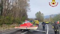 Cè una barca sulla strada provinciale: incidente nel Varesotto, auto finisce contro un rimorchio