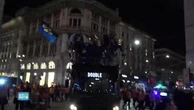 Inter, il bus con la squadra arriva in Duomo e comincia la festa