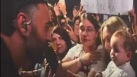 Mengoni e la “fan” di pochi mesi al concerto: “Tua mamma è una pazza”