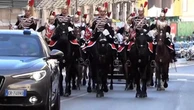 Mattarella riceve papa Leone: i corazzieri a cavallo scortano l'auto del pontefice al Quirinale