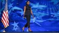 Il power dressing di Michelle Obama: dall’hairstyle agli abiti, i dettagli del look potente sfoderato dall’ex First Lady alla Convention democratica