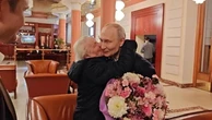 Putin e l'operazione simpatia: lo zar in jeans abbraccia l'anziana prof e parla con un turista russo