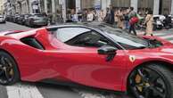 Milano, fermo nel traffico sulla Ferrari con il braccio fuori dal finestrino: gli strappano l'orologio da 22mila euro