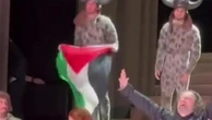 Londra, l'attore ai saluti espone la bandiera palestinese sul palco della Royal Opera House