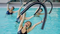 Acqua fitness, altro che ginnastica dolce: così la piscina diventa la nuova palestra “strong”