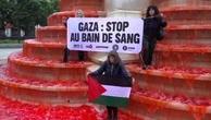 Parigi, attivisti pro-Pal colorano di rosso sangue una fontana: "E' ora di agire"