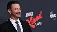 Gli artisti Usa difendono Jimmy Kimmel: “La pressione sui media evoca cupi ricordi degli anni 50”