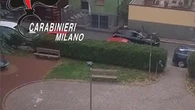 Obbliga l’ex a salire in auto, la picchia e la minaccia di morte: arrestato a Sesto San Giovanni