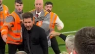 Simeone litiga con i tifosi del Liverpool: spinta, insulti e anche uno sputo