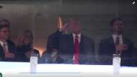 Trump in tribuna alla partita di football Esercito-Marina. Il saluto militare durante l'inno Usa