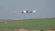 Tempesta Floris, atterraggio da brividi a Leeds: l’aereo ondeggia tra raffiche a 145 km/h