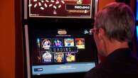 Non versa ai Monopoli i soldi delle giocate alle slot machine e li usa per auto di lusso e bella vita: arrestato un 54enne