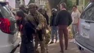 Chicago, agenti dell'ICE arrestano migranti. Lacrimogeni contro i cittadini che protestano