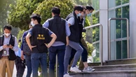 Hong Kong, irruzione della polizia nella sede del quotidiano di opposizione Apple Daily: 5 arresti tra dirigenti e giornalisti