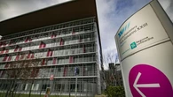 Picchia la moglie che finisce in ospedale, lui finge che sia caduta: arrestato un uomo a Bergamo