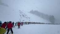 Giappone, la fila per la risalita è troppo lunga: decine di sciatori scalano a piedi la montagna