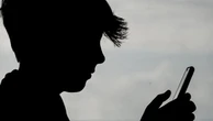 Il figlio usa lo smartphone per registrare atti osceni. I giudici indagano il padre