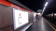 Minaccia i passeggeri del metrò con una catena e aggredisce gli agenti: fermato col taser