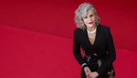 Cannes, Jane Fonda reinterpreta il caschetto a farfalla e fa tendenza
