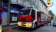 Incendio in un appartamento a Milano, trovato il corpo carbonizzato di un uomo di 70 anni