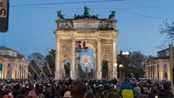 La movida è olimpica intorno al braciere sotto l’Arco della Pace