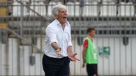 Gasperini, lite con un giornalista: “Asino”. Poi gli tira contro un taccuino