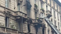 Incendio in via Vitruvio a Milano, fumo e fiamme nel centro della città: ferita una anziana