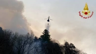Non c'è pace per i boschi di Montegrino Valtravaia (Varese): bruciati 40 ettari e i focolai sono ripresi