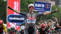 Giro d’Italia, Groves vince la sesta tappa: tra cadute e proteste. Pedersen resta in rosa