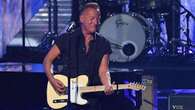 Bruce Springsteen e il rock del cuore: fa sposare una coppia al suo concerto a Londra