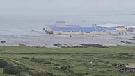 Onde travolgono case e strade a Severo-Kurilsk: le immagini dello tsunami in Russia