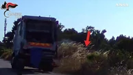 Dal camion dei rifiuti lanciano una miccia accesa e divampa l’incendio: la telecamera riprende tutto