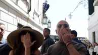 Jeff Bezos, tappa all'Harry's bar: saluta i cronisti e ignora le domande sulle proteste in città