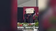 Gli studenti di Harvard rompono il protocollo: alla cerimonia di laurea con cartelli contro Israele