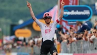 Giro, una caduta rovina la corsa di Tiberi: il laziale perde quasi 2’ da Del Toro. Vince Asgreen