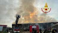 A fuoco un casolare a Robecco sul Naviglio: vigili del fuoco impiegano ore per domare l’incendio