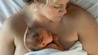 Kangaroo care: quel contatto pelle a pelle tra madre e neonato che fa bene a tutti e due