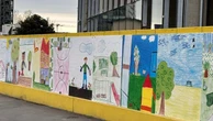 Disegni sulle cesate: in via Bisceglie le matite dei bambini portano i colori nel cantiere