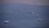 Hormuz, l'ingorgo delle navi "prigioniere" mentre l'Iran studia le tasse per il transito