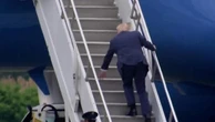 Stati Uniti: Donald Trump inciampa sulla scaletta dell'Air Force One