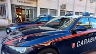 Femminicidio alla Spezia, un uomo uccide a coltellate l’ex moglie: aveva il divieto di avvicinamento