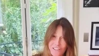 Carla Bruni dedica 'Let it be' a Sarkozy e posta il video