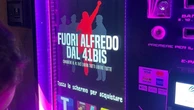 Attacco hacker per Cospito ai distributori di sigarette: a Treviglio prelevano pacchetti a 10 centesimi ma poi si pentono