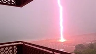 Lignano Sabbiadoro, fulmine cade tra gli ombrelloni: il momento dell'impatto