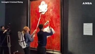 Londra, animalisti attaccano il ritratto "in rosso" di Re Carlo con un fumetto di "Wallace e Gromit"