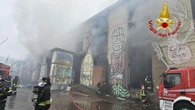 Incendio in uno stabile abbandonato tra Milano e Cormano: salvati quattro senzatetto