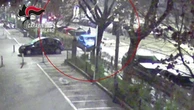 Ventenne accoltellato in strada, 4 minori arrestati per tentato omicidio: il video dell'aggressione