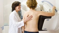 Mammografia annuale dai 40 anni: rischi minimi e massima riduzione della mortalità