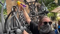 Barcellona, protesta anti-turismo: pistole ad acqua contro i visitatori di Parc Güell