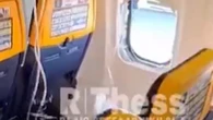 Ryanair, finestrino si stacca dopo il decollo. Passeggero trattenuto per non essere risucchiato